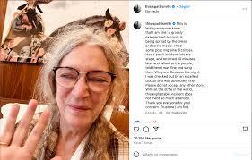 Patti Smith se desmaya en pleno concierto y termina en silla de ruedas:  'Créanme, estoy bien'