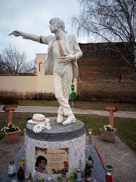 Tomorrow june 25 we will be honoring michael jackson @michaeljackson #10thanniversary #wemissyou. Statue Michael Jackson In Mistelbach Soll Bleiben Wiener Zeitung Online