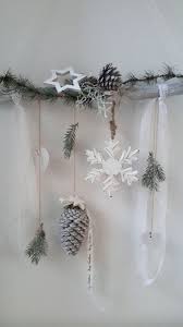 Liebevoll Gestaltete Fensterdeko Aus Ast Im White Washed Stil Kombiniert Mit Holz Schneeflocke Shabby Fensterdeko Weihnachten Ast Deko Weihnachten Fensterdeko