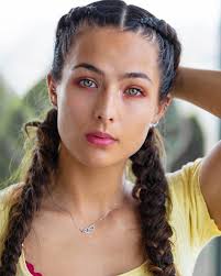 Worlds change when eyes meet✨🌪- saying goodbye to my braids today🦁 even  tho I feel like a fierce lioness, now it's becoming so wild and not tight  anymore, that my cats are