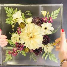 The trick to preserving flowers in resin is making sure they are completely dried first! Pin On Bricolage