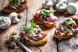 Bruschetta Mit Spianata Provolone Und Champignons Foodboom Rezept Rezepte Bruschetta Lebensmittel Essen