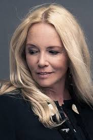 Zamiast zajmować się naprawą swojej urody, która przemija, lepiej jest się  zająć naprawą i pracą nad swoim charaktere. Wywiad z Ewą Wajnert