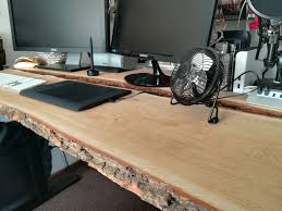 Schreibtisch, arbeitstisch, zeichentisch, esstisch … der misst dann wahrscheinlich keine 10 m² wie sie als richtwert für einen arbeitsplatz empfohlen werden. Diy Hohenverstellbaren Schreibtisch Aus Holzbohlen Selber Bauen Creative Material Blog