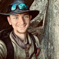 Of course the one day off I can't be in the stand these two walk by in  daylight 🙃