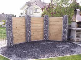 Gabionen Mit Holz Sichtschutz In So Eine Konstruktion Lasst Sich Auch Eine Bank Integrieren Die Gabionen Dienen Als Gerus Vorgarten Garten Garten Gartenmauern