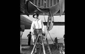During the flight (which was extended to twice the flying time due to hughes ambition), a hydraulic leak caused the plane to pull to the right. Photography Howard Hughes American Business Airport City