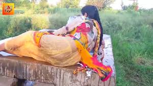Desi Village Bhabhi Nangi Hokar Khet Me Nahate Huye: Amateur Amateur Porn