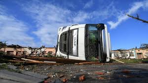 Im internet verbreitete videoaufnahmen aus hodonin zeigten tornado in tschechien verwüstet ganze region. Egia2gx8kghmrm