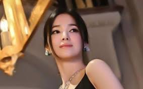 Song Hye Kyo bị bắt gặp mặc áo đôi với người cũ, tiếc cho Lee Min Ho