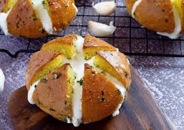 I usually think of garlic bread as a savory dish. Craving Buns Hun Try Some Korean Cream Cheese Garlic Bread Nolisoli