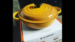 Cet ensemble le creuset comprend : Unboxing Review Le Creuset Enameled Cast Iron Signature 2 5 Qt French Oven February 2021 Youtube
