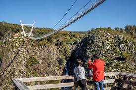 516 arouca é a mais longa ponte pedonal suspensa do mundo, com 516 m de extensão, localizada no município de arouca, em portugal. R2aeo5xjj8hy6m