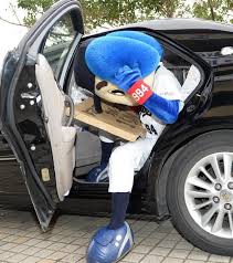 日本代表 小久保裕紀監督を迎えに来た車に乗り込もうとするドアラ 耳 たたみます 沖縄 北谷公園野球場 ドアラ 侍ジャパン 沖縄 北谷