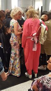 Schon als kleiner junge träumt harald glööckler von einer welt, in der alles prunkvoll glänzt und in der frauen nicht nur aussehen wie prinzessinnen, sondern sich auch so fühlen. Fashion Week Harald Gloockler Federn Pomp Promis Modeblog Oceanblue Style