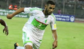 Faouzi ghoulam lors d'un match avec naples. En Ghoulam Envisage De Mettre Un Terme A Sa Carriere Internationale