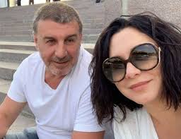 لا أعلم من يكونون، ليسَ لدي أعداء، وأنا بطبيعة حياتي لا أكره أحد. Ø²ÙˆØ¬ Ø³Ù„Ø§Ù ÙÙˆØ§Ø®Ø±Ø¬ÙŠ ÙŠØ¹Ù„Ù† Ù…ÙˆÙ‚ÙÙ‡ Ù…Ù† Ø¸Ù‡ÙˆØ±Ù‡Ø§ ÙÙŠ Ø¨ÙˆØ³ØªØ± Ø±ÙˆÙ…Ù†Ø³ÙŠ Laha Magazine