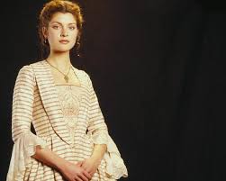 În spania anului 1901, elisa sánchez loriga își asumă o identitate masculină pentru a se putea căsători cu femeia iubită, marcela gracia ibeas. Mediaset Distribution Elisa Di Rivombrosa