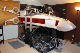 Star Wars X Wing Fighter Bett Mit Eingebautem Fernseher Dressed Like Machines Star Wars Mobel Star Wars Zimmer Coole Betten Fur Kinder
