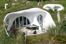 Maison Ecologique En Suisse A L Inspiration Proche De La Nature Maison Ecologique Maison Souterraine Caveau