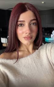 ‫نارين_بيوتي تستعرض ملمع الشفاه من علامتها الخاصة بمستحضرات التجميل Narins  Beauty معتمدة مكياج الـClean Girl، وإطلالة شتوية ناعمة بفستان قصير من الصوف  باللون الكريمي. 📸 : narins_beauty‬‎