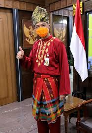 See more of pakaian tradisional melayu on facebook. Kamis Nusantara Gubernur Padukan Baju Padang Dan Sarung Makassar