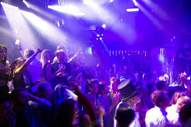 Toutes les meilleures boîtes de nuit vip de paris, liste d'invités et réservations de tables de tous les promoteurs, gérants de clubs/propriétaires. Paris Afp Le Grand Blues Des Discotheques Premieres A Fermer Dernieres A Rouvrir