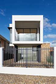 Beach House Maximises The Views Despite A Narrow Frontage