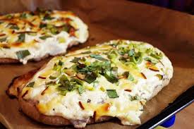 Vollkornbrot Belegt Mit Fruhlingszwiebeln Auf Sahne Sosse Und Mit Kase Uberbacken Rezept Hausgemachtes Rezept Vollkornbrot Lebensmittel Essen