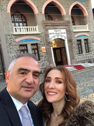 Turizm bakanı mehmet ersoy'un eşi pervin ersoy, çalışanına el öptürüp dolar verirken çektirdiği fotoğrafı sosyal medyadan paylaşınca tepki çekti. Bakan Ersoy Ve Esi Muzede Selfie Gunu Ne Bu Pozla Katildi Haberi Arkeolojik Haber Arkeoloji Haber Arkeoloji Haberleri