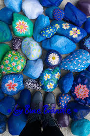 Bemalte Steine Mit Bluten Mustern Und Mandalas In Blautonen Eine Tolle Deko Fur Balkon Und Garten Die Anleitung Wie Bine Ihre St Steine Bemalen Steine Deko