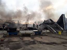 Mai multe echipaje de pompieri intervin la fața locului. Locuitorii Din Alba Iulia SfÄƒtuiÅ£i SÄƒ RÄƒmanÄƒ In Case Din Cauza Norului De Fum Provocat De Un Incendiu Agerpres ActualizeazÄƒ Lumea