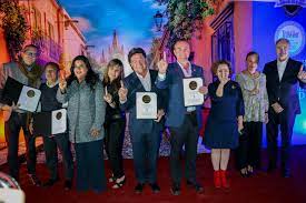 There are several flights a day on various airlines and international customs (aduana) services. Recibe Presidente Municipal Reconocimiento A San Miguel De Allende Como La Mejor Pequena Ciudad Del Mundo Presidencia Municipal De San Miguel De Allende