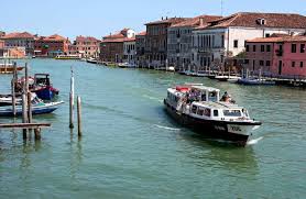 Murano's reputation as a center for glassmaking was born when the venetian republic, fearing fire and the destruction of the city's mostly wooden buildings, ordered glassmakers to move their furnaces to murano in 1291. Insel Murano Besichtigen Die Glasblaser Insel Tipps Infos