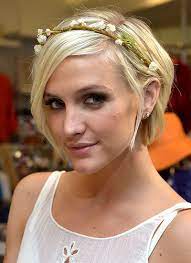 So Stylen Sie Die Hippie Looks Der Stars Haarschnitt Kurz Brautfrisuren Kurze Haare Blumen Brautfrisur Kurze Haare
