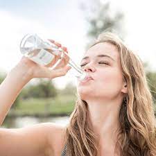 Wasser trinken ist für den menschlichen körper überlebenswichtig, unsere zellen brauchen einen positiven nebeneffekt hat wasser trinken auf unsere haut. Wasser Trinken Wie Viel Ist Gesund Die Techniker