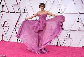 Lady midnight by cassandra clare. Oscars 2021 Halle Berry Debuts New Bob Haircut On Red Carpet With Boyfriend Van Hunt Latest Celebrity News