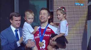 Para zakochanych nie szczędziła sobie czułości. Michal Kubiak Medal Odebral W Towarzystwie Dzieci Na Trybunach Zostala Jeszcze Corka Zoja Uroczy Widok