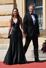 However, she hasn't revealed her exact date of birth yet. Fdp Chef Lindner Zeigt In Bayreuth Erstmals Seine Neue Liebe B Z Berlin