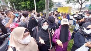 Awalnya habib rizieq melancarkan protes karena tidak dihadirkan langsung ke ruang sidang. Kerumunan Ibu Ibu Ini Enggan Bubarkan Diri Saat Sidang Habib Rizieq