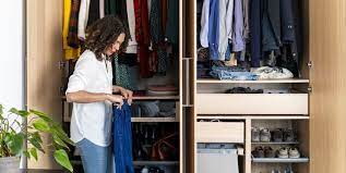 En god løsning til at få mest muligt ud af et skabsrum er at investere i et skabssystem, der vil skære et sted for alle dine ting. 14 Best Closet Organizers Best Places To Buy Closet Systems