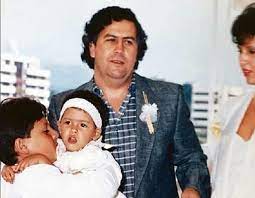 Potrivit statisticilor, patru din cinci americani foloseau cocaina furnizată de escobar. VÄƒduva È™i Fiul Lui Pablo Escobar AcuzaÈ›i De SpÄƒlare De Bani Pentru TraficanÈ›ii De CocainÄƒ Un Fost Fotbalist Columbian E Implicat È™i El