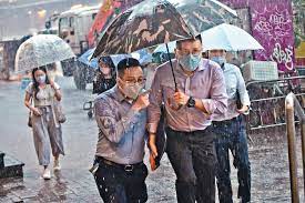 C am dm g 天氣 總不穩定 不懂掌管 雨勢未暫停 c am dm g 心跳 不肯安靜 轟天交響 聽意亂難平 em am em am 視聽跟黑雨合拼 後悔始終太任性 dm/f g c 敲打 過. Oo C5par1jxfhm
