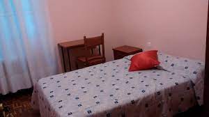 Casa adosada de 240 metros con jardín se divide en garaje para dos coches en paralelo, estancia amplia con cocina y jard. Alquiler Habitaciones Para Chicas Zona Centro Alquiler Habitaciones Santiago De Compostela