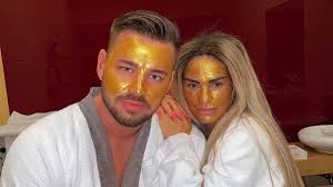 Find katie price stock photos in hd and millions of other editorial images in the shutterstock collection. Mit Kissen Versteckt Katie Price Hier Etwa Einen Babybauch Promiflash De