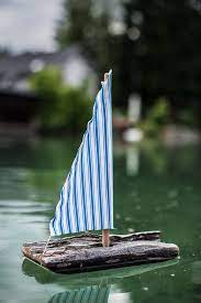 Das kleine küken mit kindern zu ostern basteln. Diy Anleitung Fur Deko Holzschiffe Mit Stoffsegeln Boot Basteln Schiff Basteln Schiff