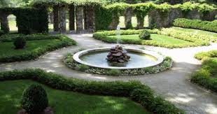 Wie Gestalte Ich Meinen Garten Italienischer Stil Brunnen Grun Italienischer Garten Garten Gartendesign Ideen