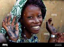 Ragazza con henna-ed mani, St Louis, Senegal Foto stock
