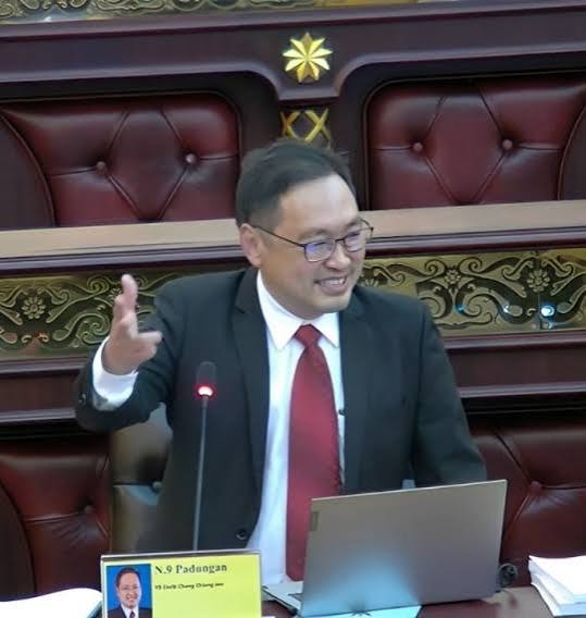 来临砂拉越议会会议张健仁已提交10道书面提问（古晋2日讯）在即将于本月12日至21日召开的砂州议会会议，砂拉越民主行动党主席兼浮罗岸区州议员张健仁已提交 10道书面提问，其中包括要求州政府交代，自2023年以来使用私人飞机的3亿令吉开销，以及在租用该架飞机之前，是否有 ...