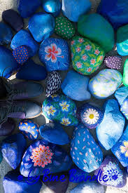 Bemalte Steine Mit Bluten Mustern Und Mandalas In Blautonen Eine Tolle Deko Fur Balkon Und Garten Die Anleitung Wie Bine I Steine Bemalen Dekoration Steine